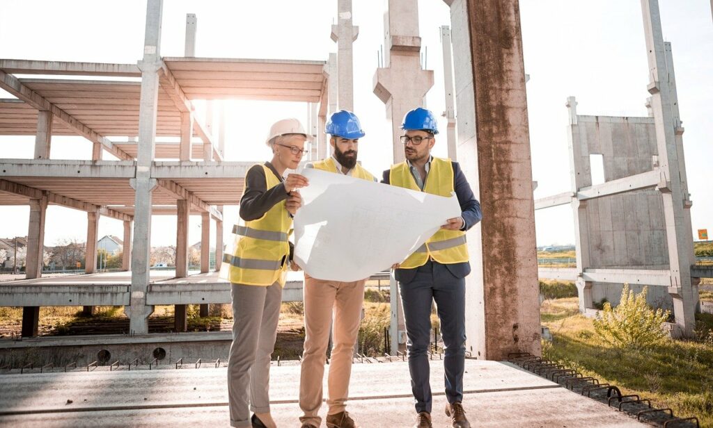 Inhaber Ausfallversicherung Leute die auf einen Bauplan schauen